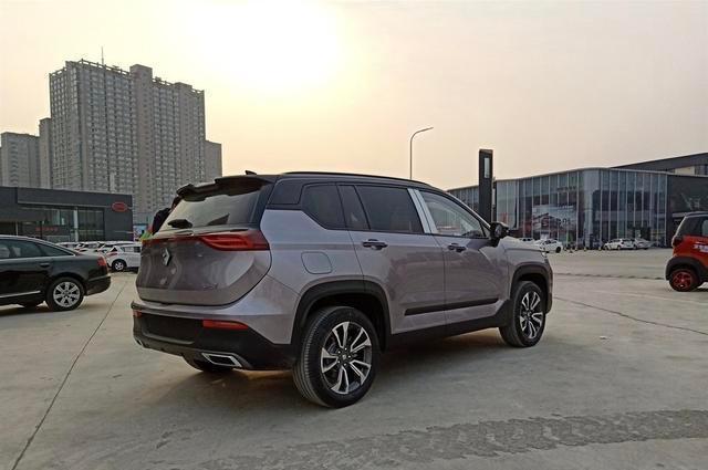 10万买了台“豪华”SUV，老婆直言：这才是成熟男人开的车