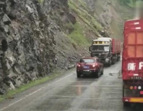 无知SUV山路任性超车，结局凄惨，建议再好好学学科目一