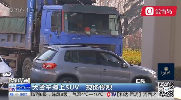 注意行车安全 大货车变道转弯观察不周撞上SUV(图)