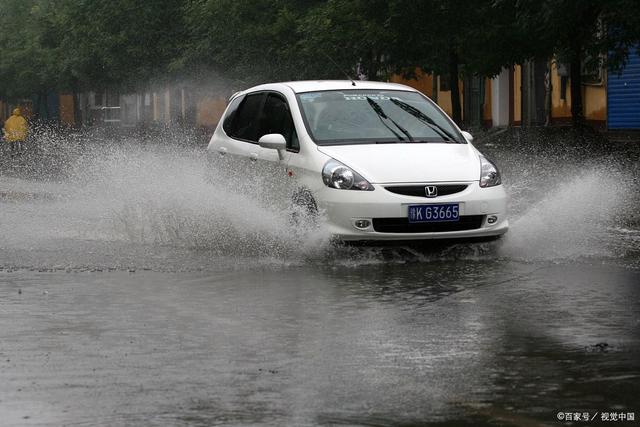 广西一夜暴雨，浇熄了3亿燃油车主的梦想，新能源车优势凸显