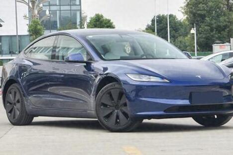 预算 25-30 万，买电动车选特斯拉 Model 3 还是蔚来 ET5？女司机